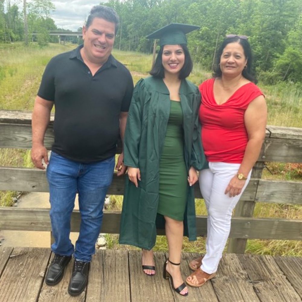 Elianet Hernandez Santana ’22, ’25 and her parents